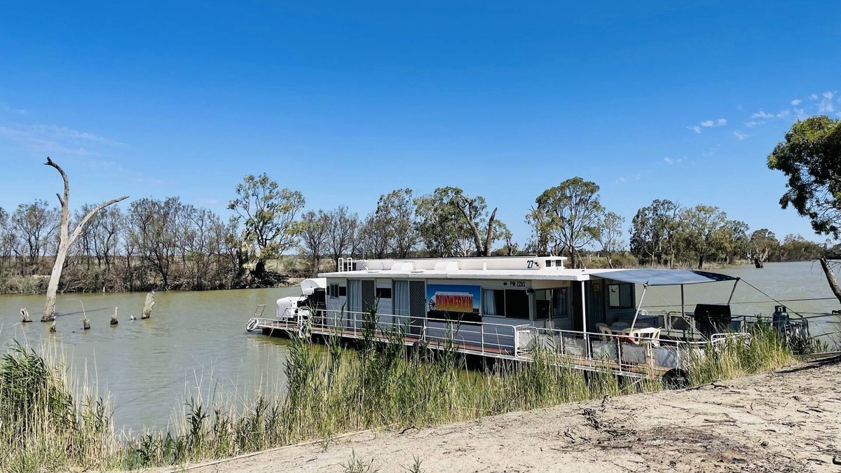Renmark North Boat Rental | Experience the original houseboat holiday aboard a Liba Liba - HIRE DRIVE