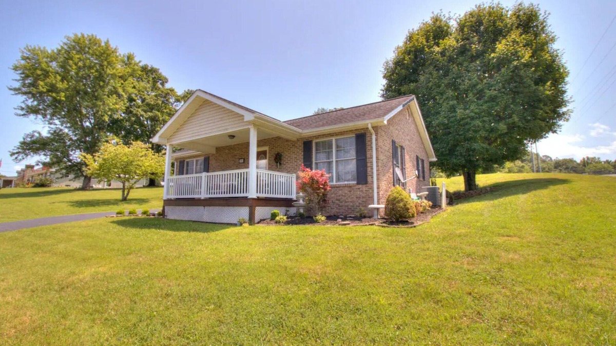 Kingsport House | Experience the serenity of a peaceful neighborhood and the excitement of the city .