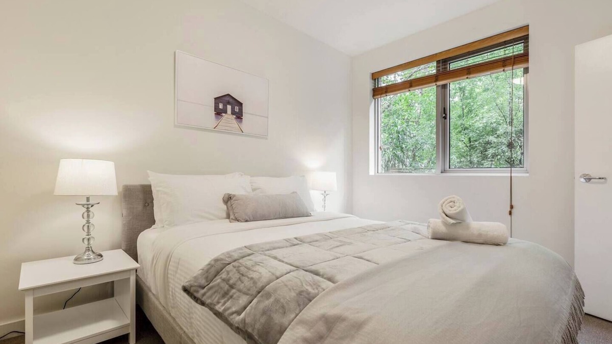 St Kilda Apartment | Experience the St Kilda Vibe from a Cosy Retreat