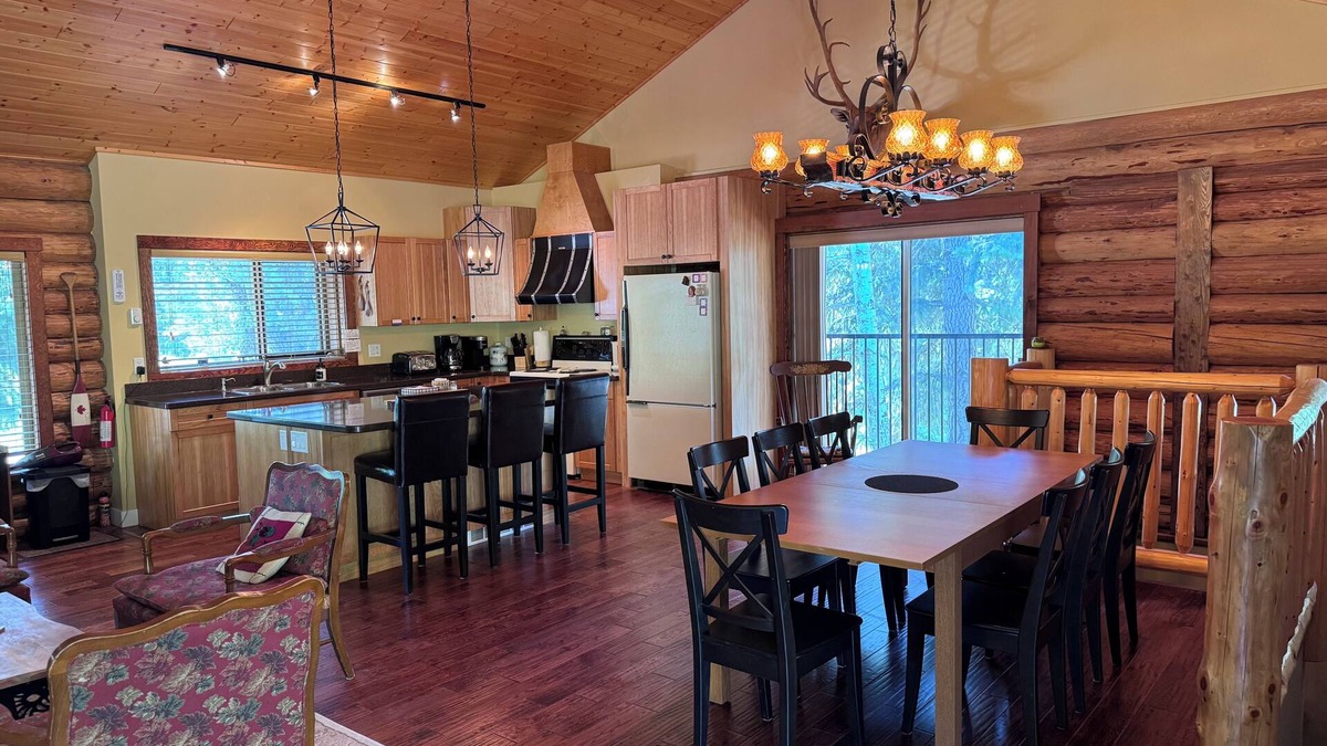 Anglemont House | Experience the warmth of our gorgeous log home backing onto the first fairway.