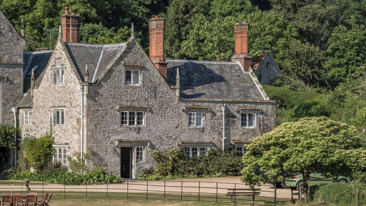 Shorwell House | Experience this 7-bedroom, self-contained wing of a magnificent Jacobean manor