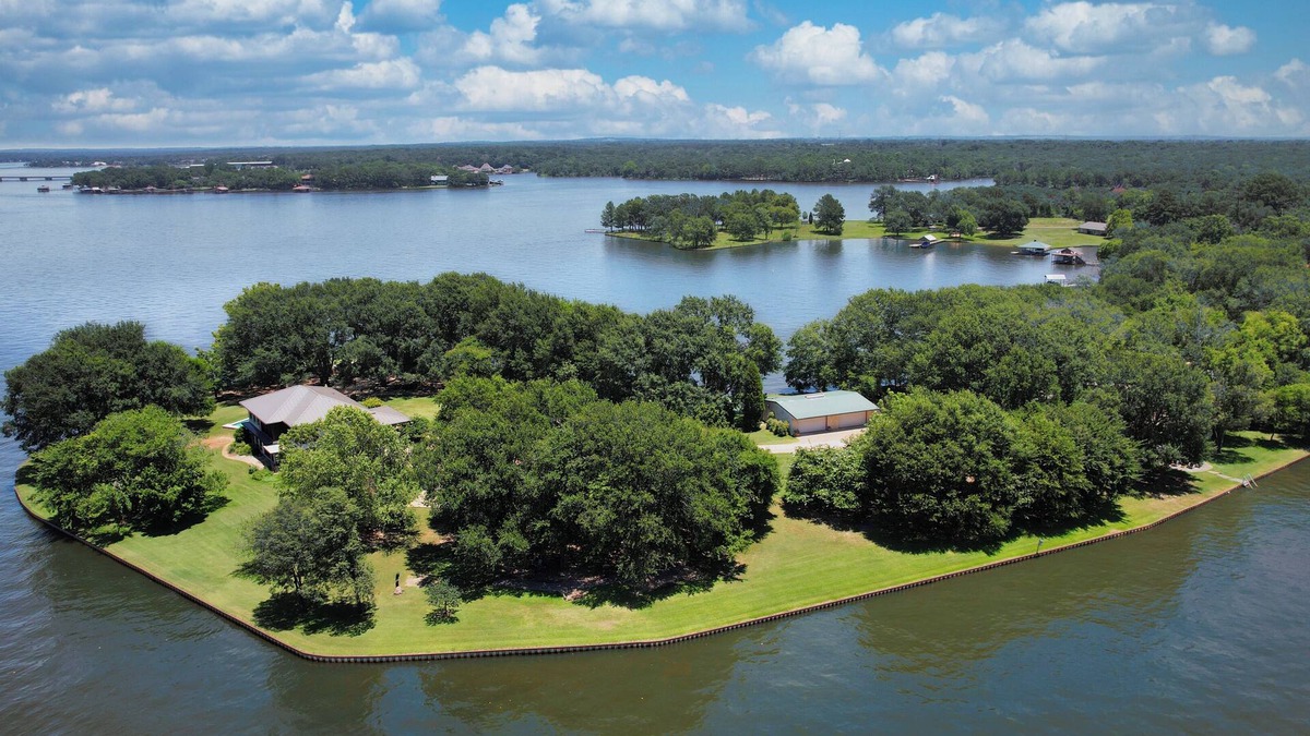Malakoff House | Experience Ultimate Lakeside Relaxation: Rent The Whole Nest - Four Modern Cottages at Cedar Creek Lake