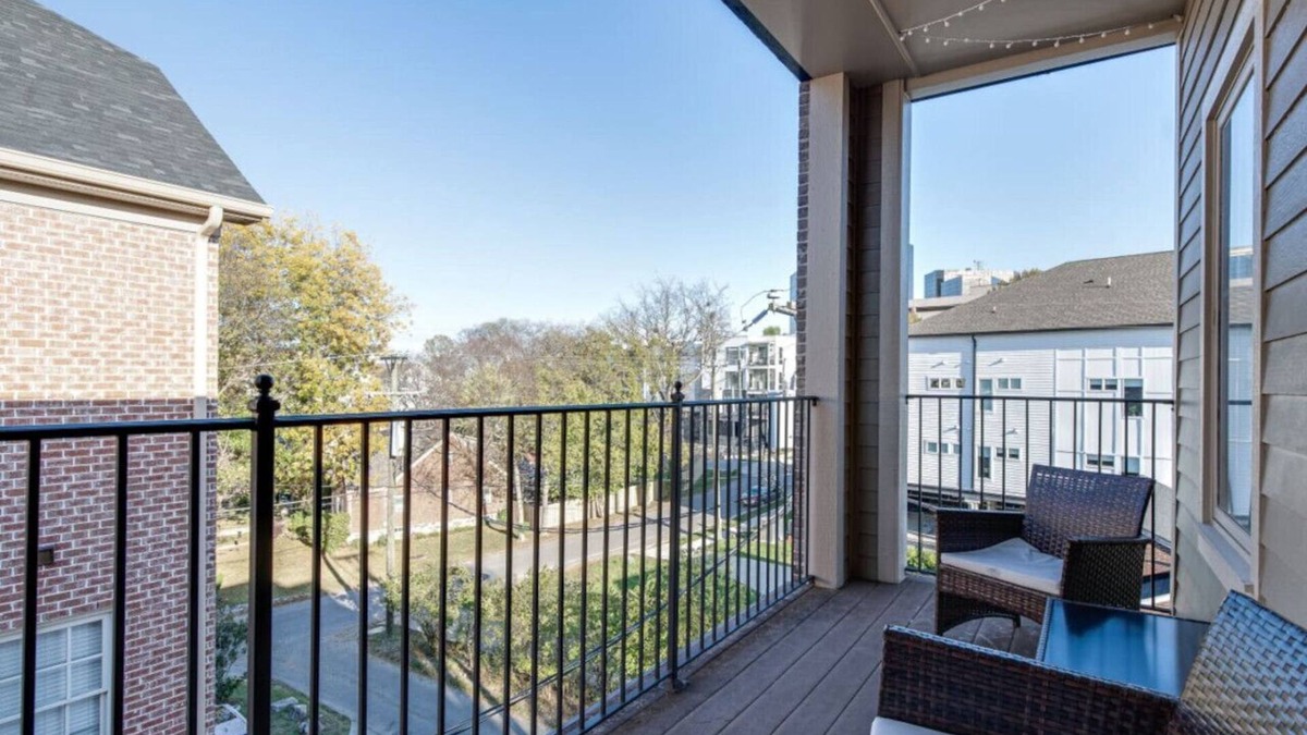 West End Condo | Experience West End - Minutes to Broadway & Restaurants Newly Updated Corner Condo