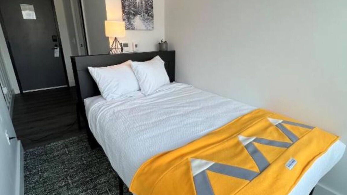 Eagles Nest Hotel | Explore Downtown – Walk to Coffee, Bars, Parks, Live Music & Cultural Hotspots