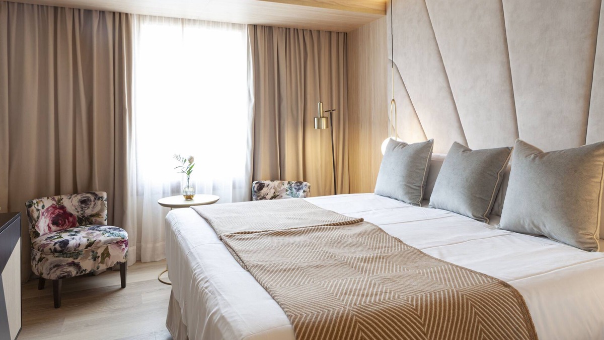 Sant Nicolau Hotel | Explore Historic Sites of Palam! Modern Suite with City View, Prime Location!