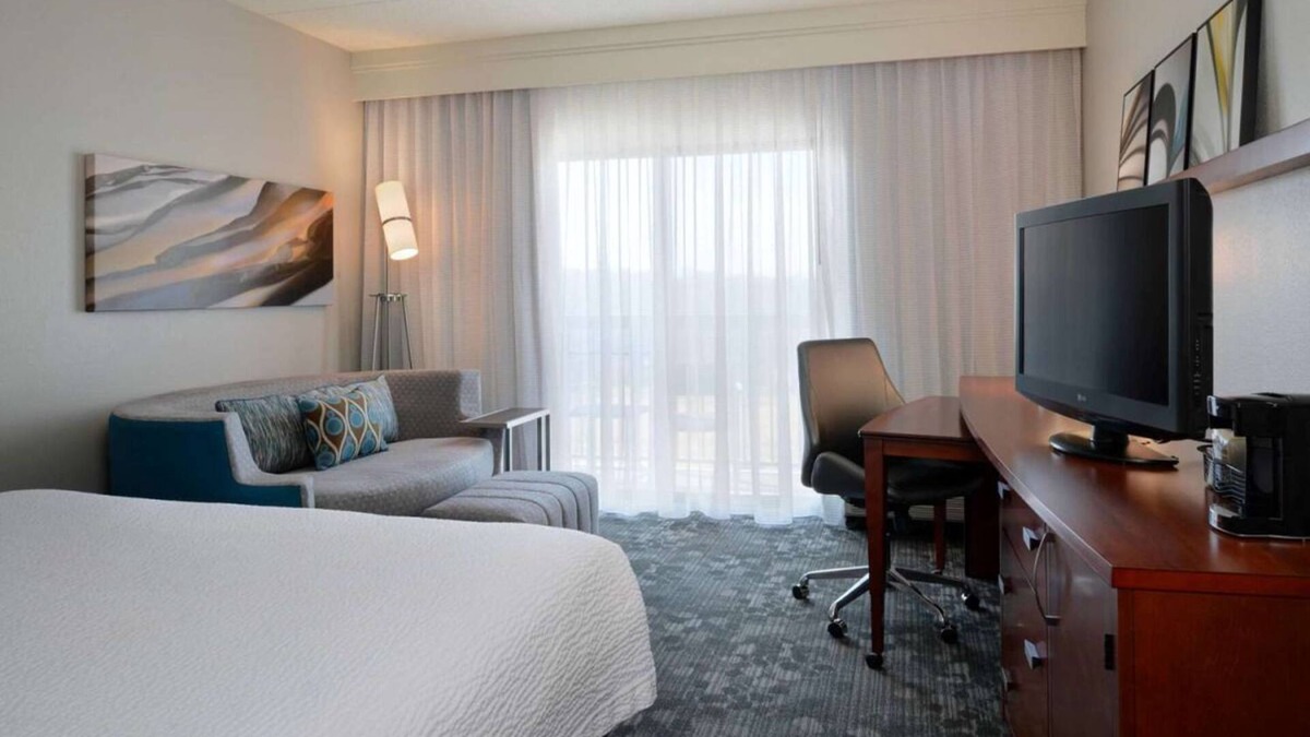South Kansas City Hotel | Explore Kansas City! Pet-friendly, Parking, Short Drive to Arrowhead Stadium!