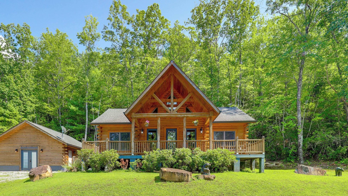 Frank Cabin | Explore Linville Falls: Cabin w/Game Room + Deck!
