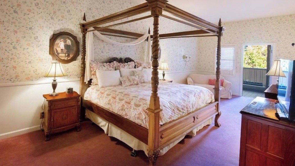 Santa Rosa Hotel | Explore Redwoods + Wineries from a Spacious Santa Rosa Room w/Modern Amenities