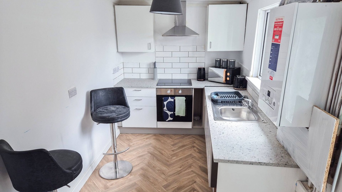 St. Thomas House | Explore Swansea! 4-Bed Delhi St Stay