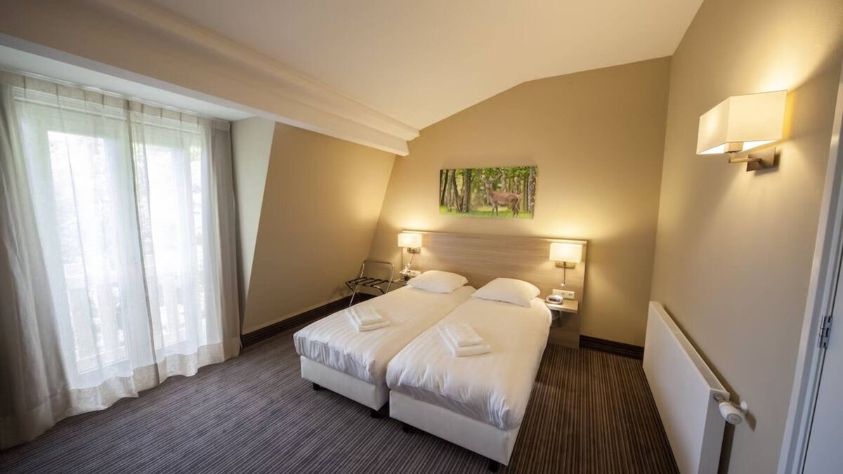 Beekbergen-West Hotel | Explore the Dutch Outdoors Without Compromising Comfort! Free Parking, Dining!