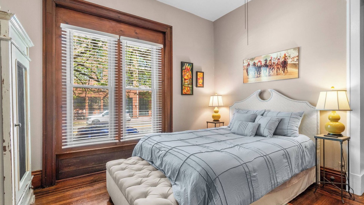 Highlands Apartment | Explore the Highlands from your Broadway Basecamp! Sleeps 4