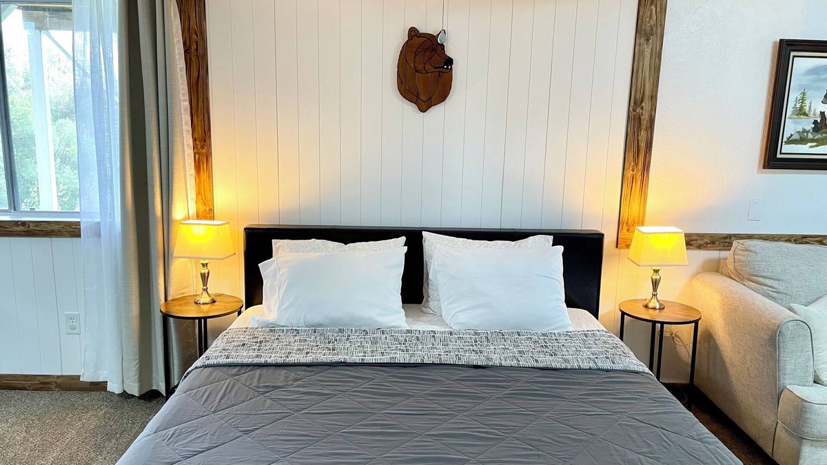 Ahwahnee Cabin | Explorer Suite - Sierra Mountain Lodge Vacation Rentals - Ahwahnee CA