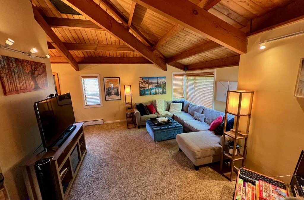 Thornton Apartment | Exposed Beam 3BR Modern Mountain Retreat