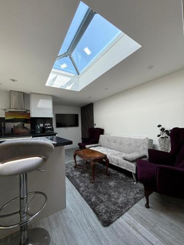 Lacey Green House | Exquisite 2 Bedroom Fully Furnished Annex