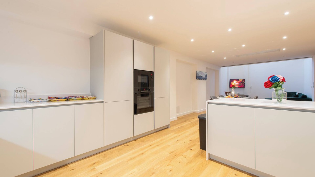 Tower Hamlets Apartment | Exquisite 3BR Duplex Apartment, Air-con& Amenities