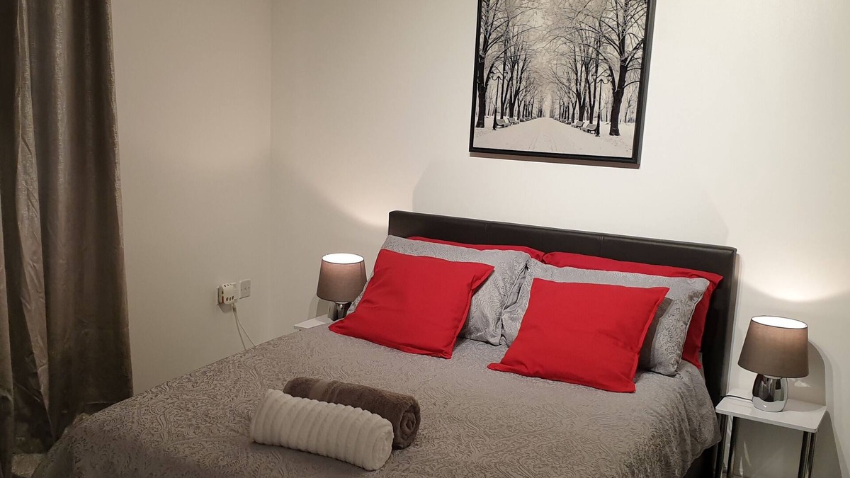 Sittingbourne House | Exquisite 4 - Bed Whole House (Private Bath, Modern Kitchen, Free Parking, WiFi)