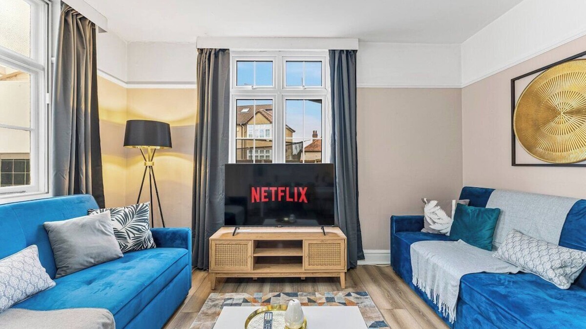 Horfield House | Exquisite 4 Bedroom House in Bristol - Parking