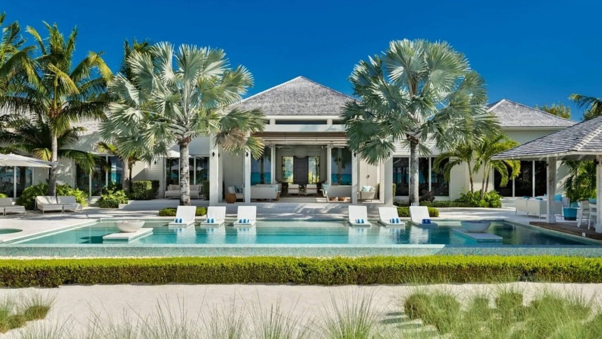 Leeward Settlement Villa | Exquisite 8 Bedroom Beachfront villa on Grace Bay - Free Concierge Credit Incl.