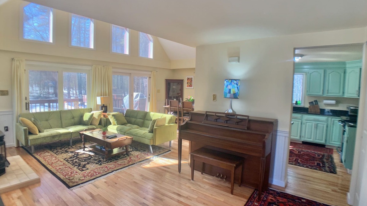 Hurley Ski Chalet | Exquisite Chalet by Ashokan water & Woodstock’s most scenic walks-WITH GENERATOR