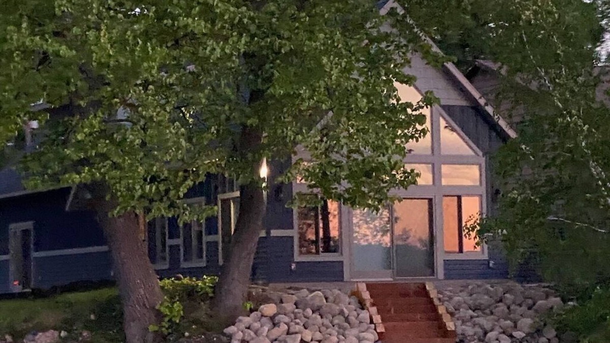 Alexandria House | Exquisite Cottage on Lake Brophy. Lic1971