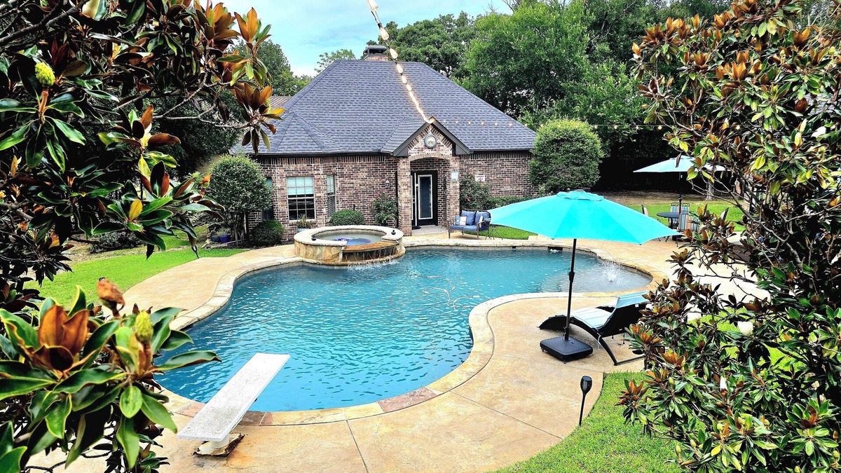 Combine House | Exquisite Country GUEST HOUSE with Pool & Hot Tub.nNO PARTIES or events allowed.
