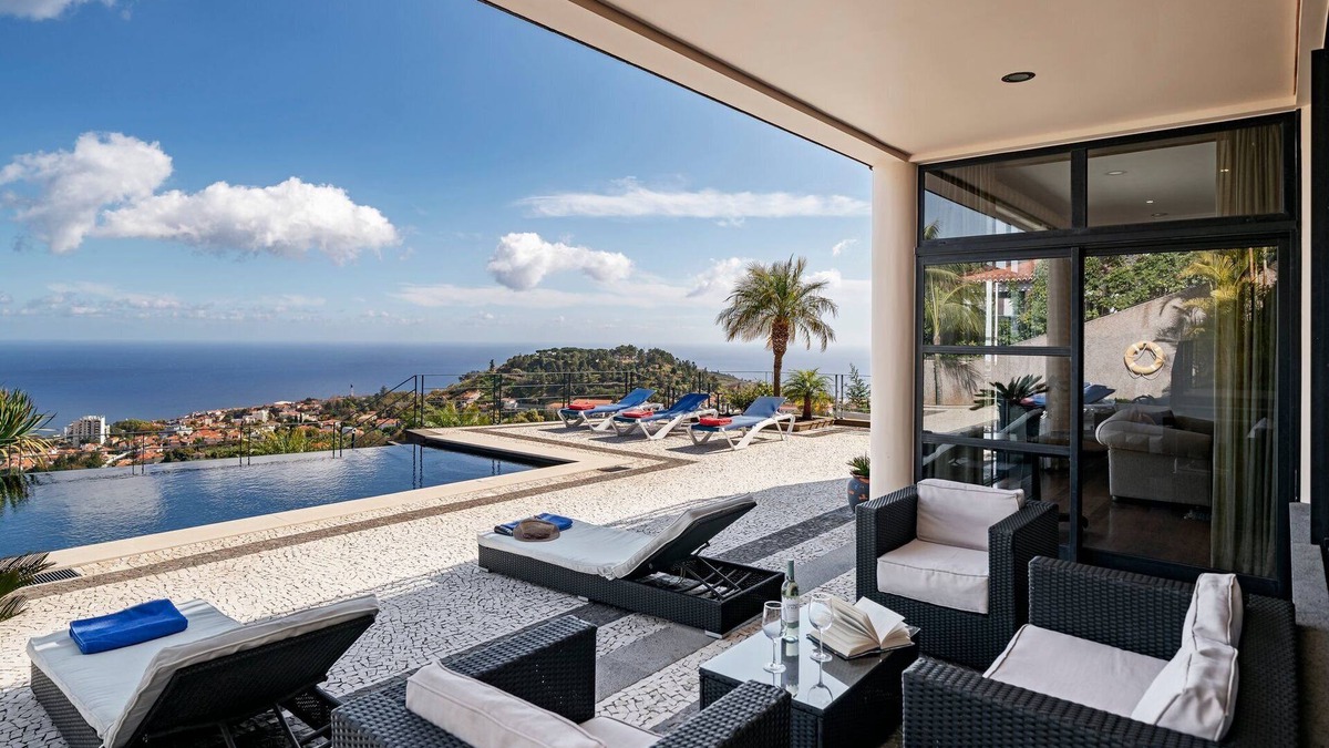 Santo Antonio Villa | Exquisite Madeira Villa | Villa Funchal Luz | 5 Bedroom | Heated Pool | Sea.