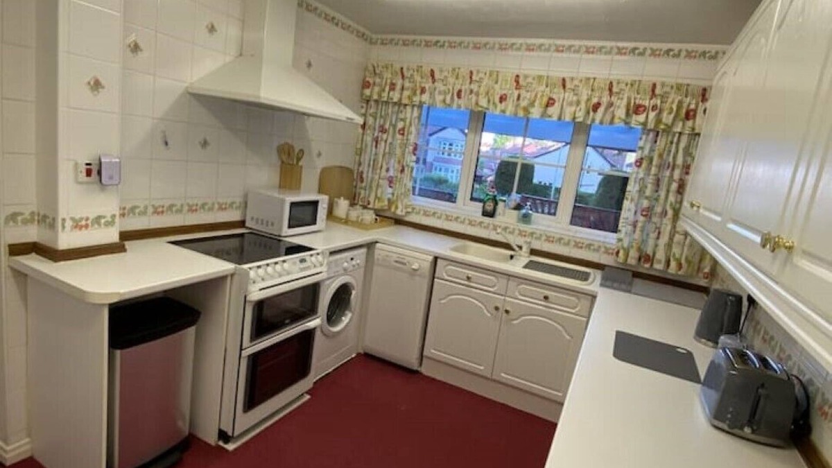Darlington Cottage | Exquisite Manor House Cul de sac Sleeps 8 with Private Parking