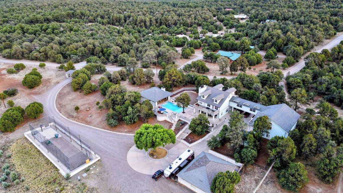 Tyrone House | Exquisite Mountain Estate with Pool [Entire Home]