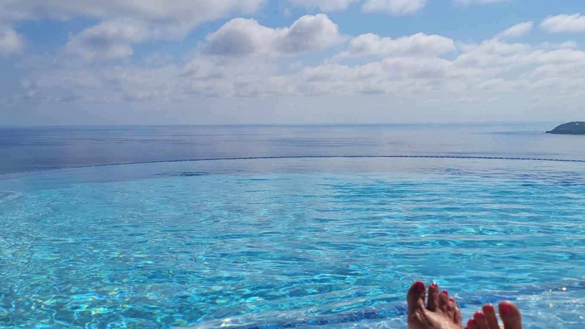 Estate Bakkero Apartment | EXQUISITE Oceanview Studio Villa, Luxury Infinity Pool above Morningstar Beach
