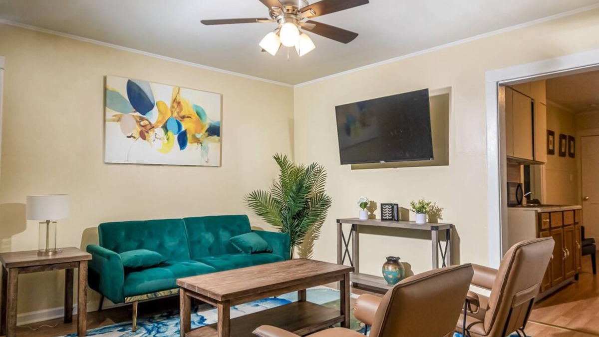 West Ridge Apartment | Exquisite Rogers Park 1bd/1bath Apt. Near Evanston