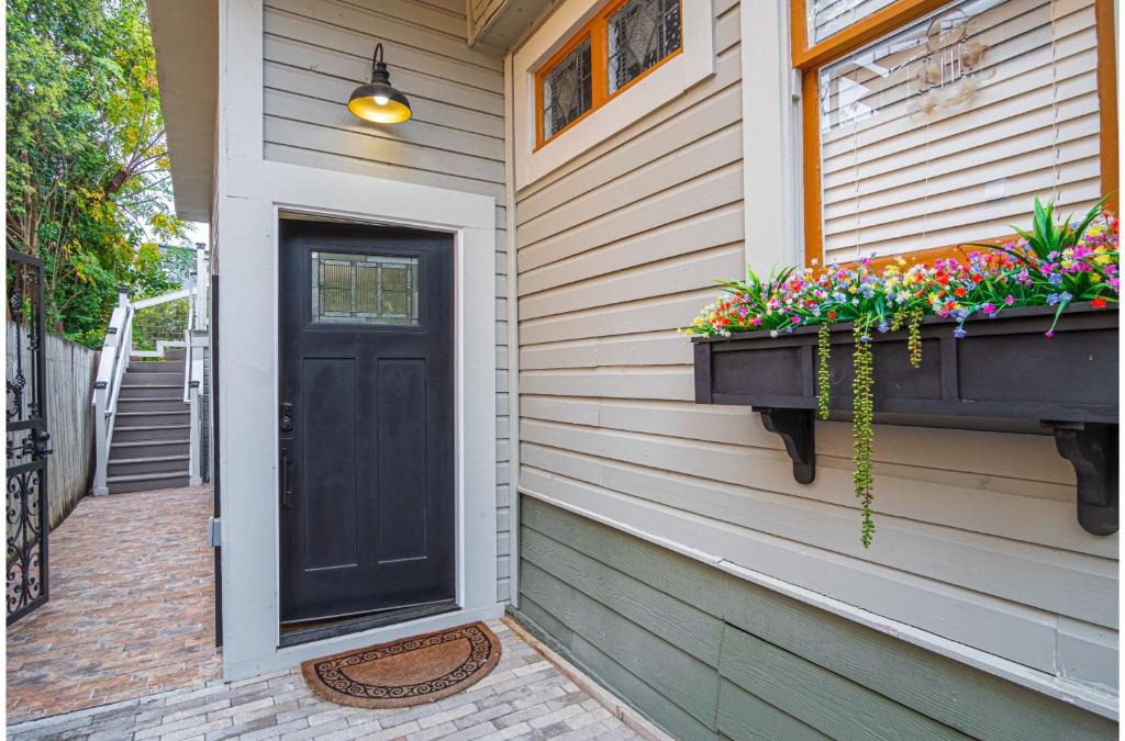 King William House | Exquisite Studio Guesthouse Near Downtowns Core