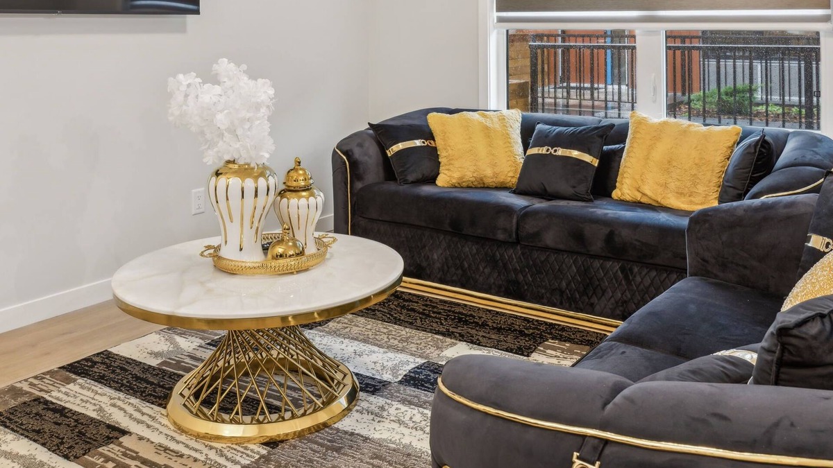 Southwest Calgary House | Exquisitely Furnished 2Bed Townhouse 5 Mins to Downtown