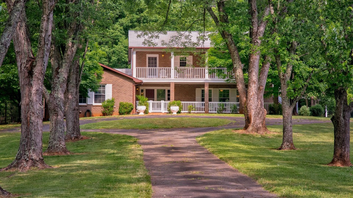 Valdese House | Extended family getaway, executive retreats, events