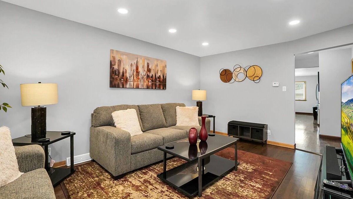 Forestview House | Extended Stay- Chicago FHS Rental - W 64th St