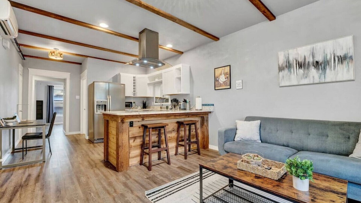 Hilltop Apartment | Extended Stay Comfort | Fast Wi-Fi | Downtown!