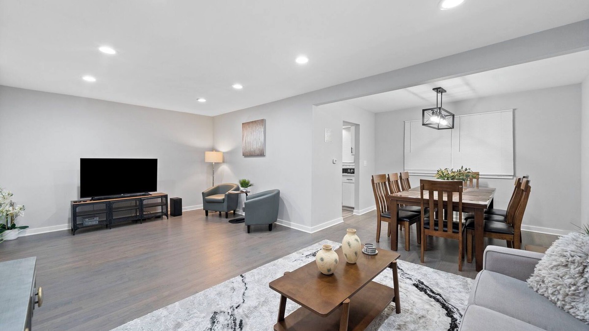 Lombard House | Extended Stay Lombard Rental - Central Ave