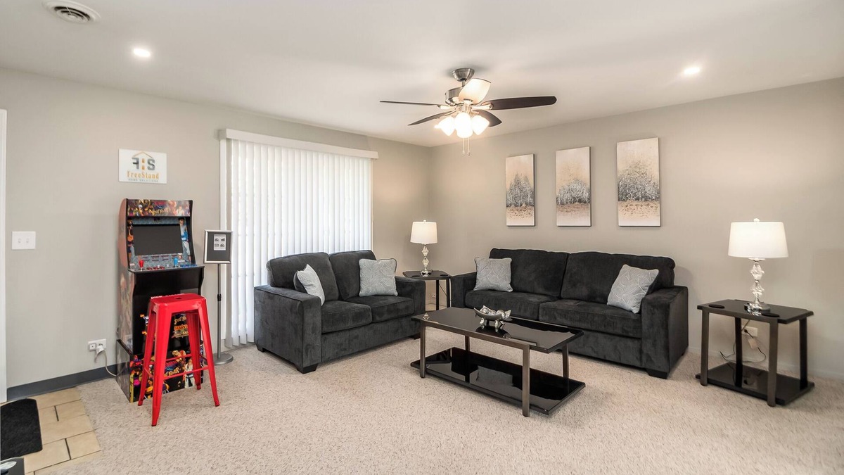 Orland Park House | Extended Stay Orland Park FHS Rental -Huntington Ct