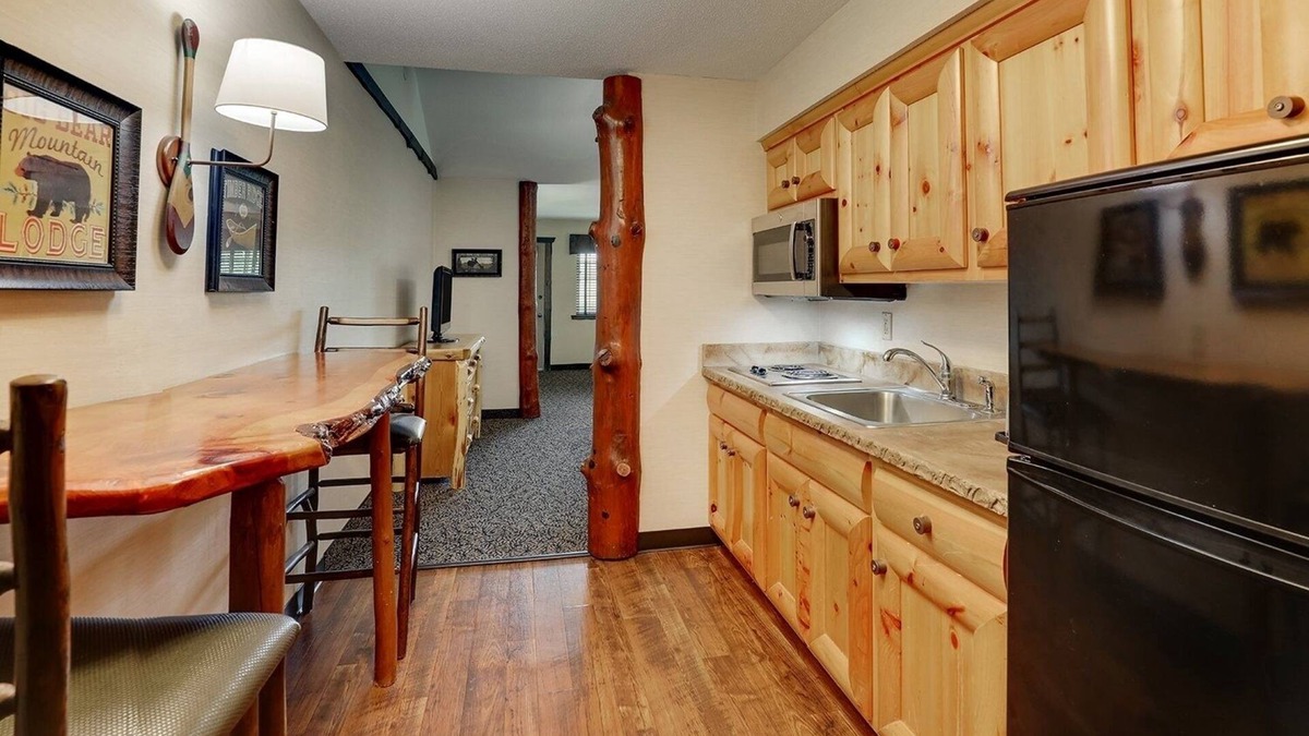 Onalaska Hotel | Extended Stay Queen Suite, Stoney Creek, Kitchen and Balcony | 2 Units