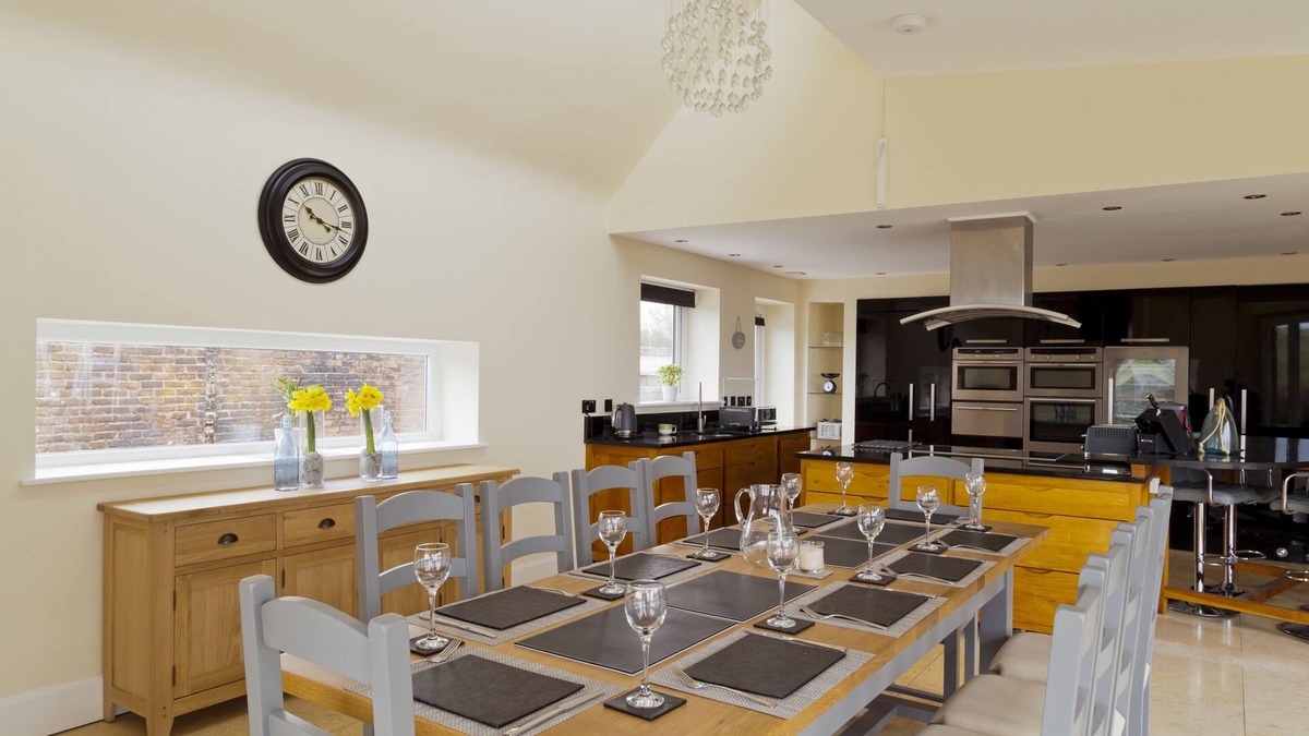Mayfield House | Extensive 6 Bedroom Holiday Home with Stunning Views of the Mayfield Valley