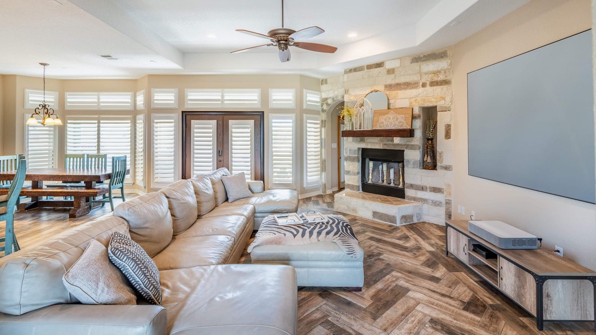 Converse House | Extensive Home 5BR 2.5BA - Large pool