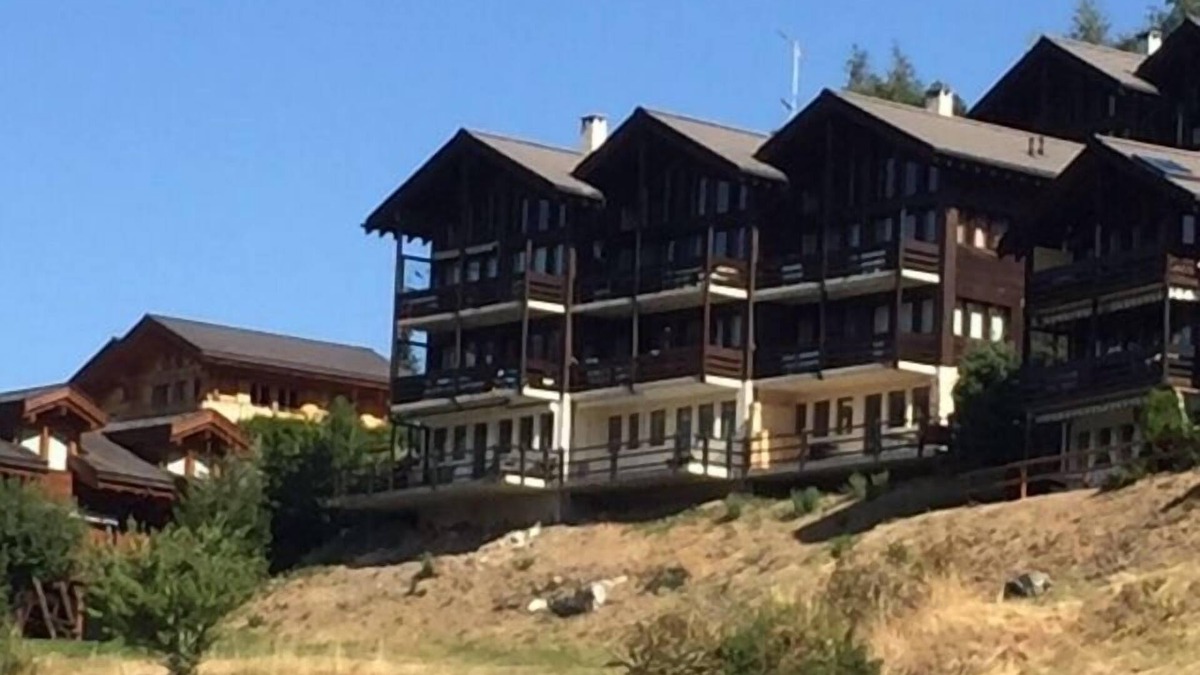 St. Luc Apartment | Exterior : Apartment on the lower ground floor of a building, for 4 people close to the hotel/restau