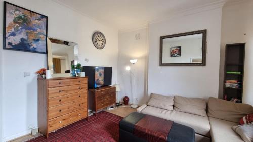 Mapesbury Bed & Breakfast | Extra Large One Bedroom Flat with Parking