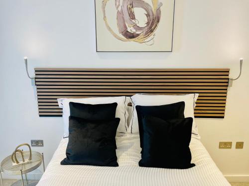St Albans Apartment | Extra large spacious 1 Bedroom private apartment, Nr St Albans City Station, Business, contractor, Parking, WiFi