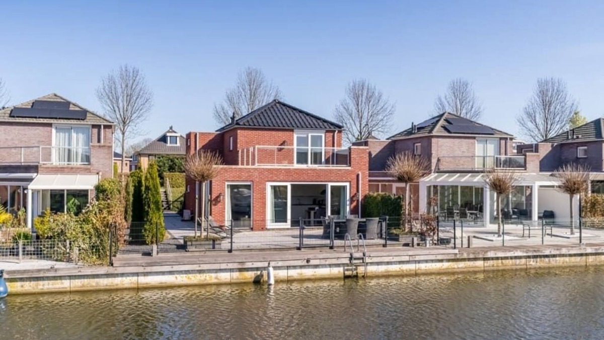 Oude-Tonge House | Extra spacious dyke house, built in 2017, with beautiful finish off and fenced terrace.