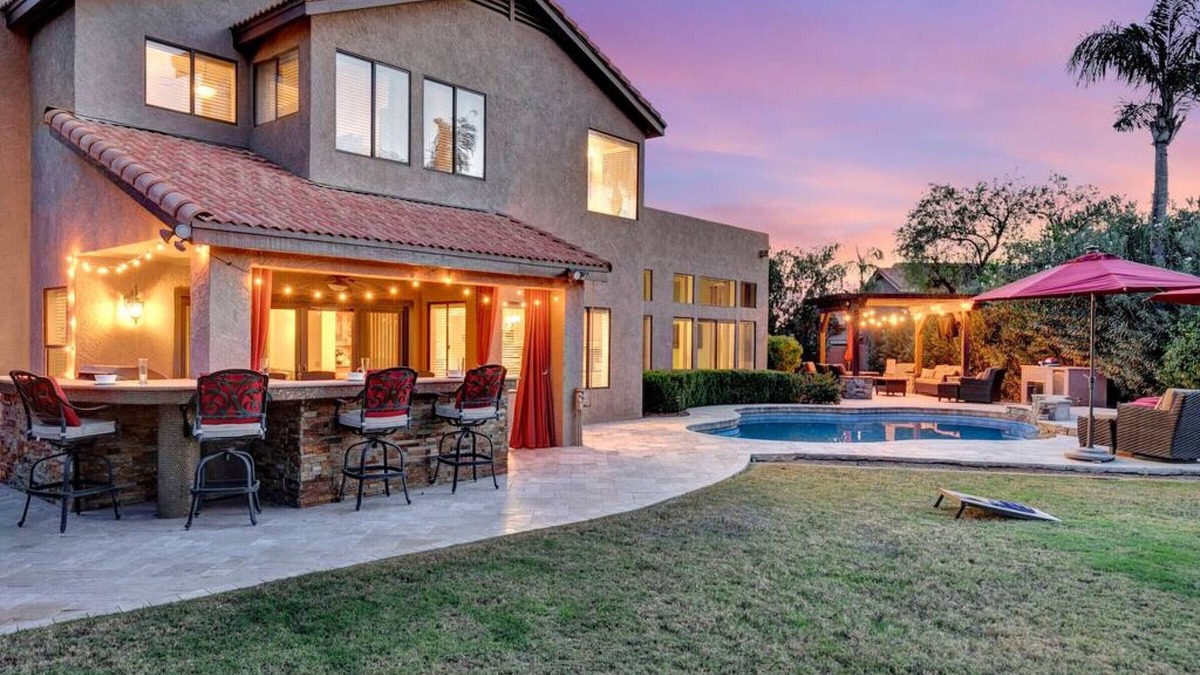 Paradise Park Vista House | Extravagant Backyard & Dazzling Interior Concepts