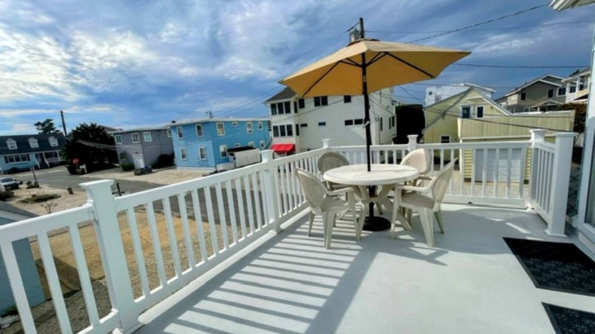 Surf City Cottage | EZ 4 MINUTE WALK 2 BEACH, BAY & EATS CLEAN 2 BR LINENS BBQ 4 BADGES BEACH CHAIRS