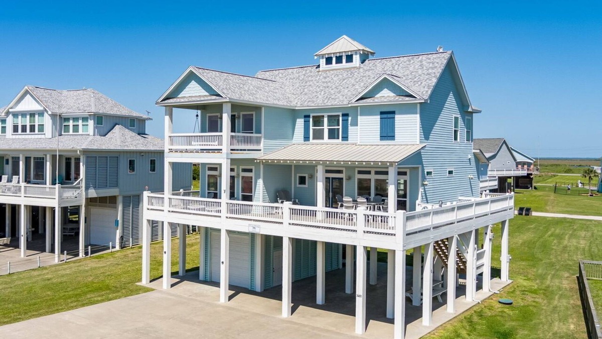 Port Bolivar House | EZ Come EZ Geaux - 4 Bedroom - 3.5 Bath - Close to beach, great views!
