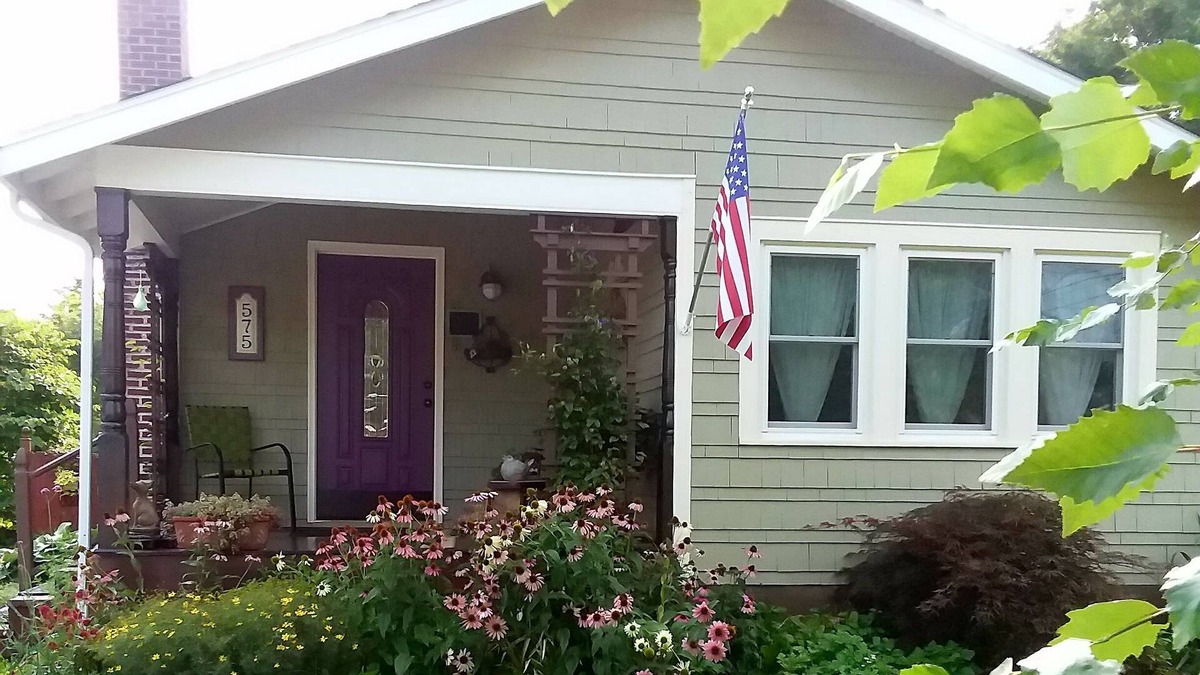 Geneva House | Ezmeralda's ~ Classic 1920's Renovated Bungalow ~ "A Hidden Gem of Geneva"