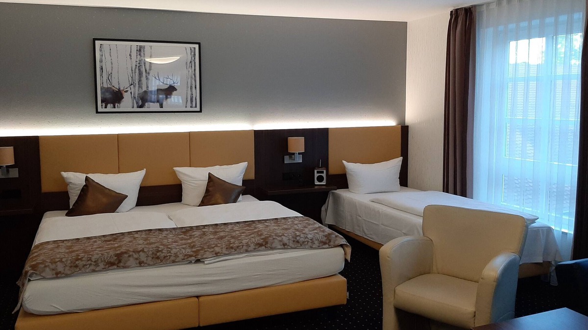 Langenau Apartment | Fünfbettzimmer mit Dusche und WC