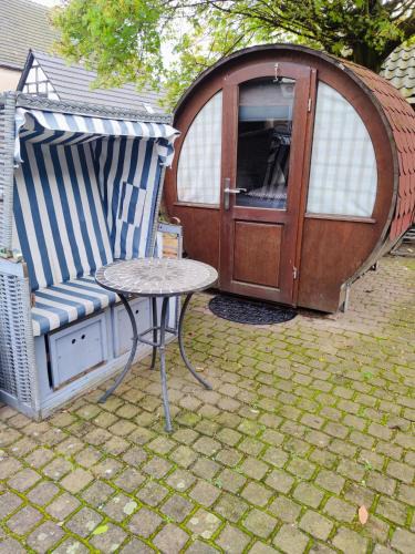 Hitdorf House | Für Alleinreisende-1 Person- Single Room- Rustikales freistehendes Mini Holzfass zum Schlafen, mit angrenzendem Badezimmer!